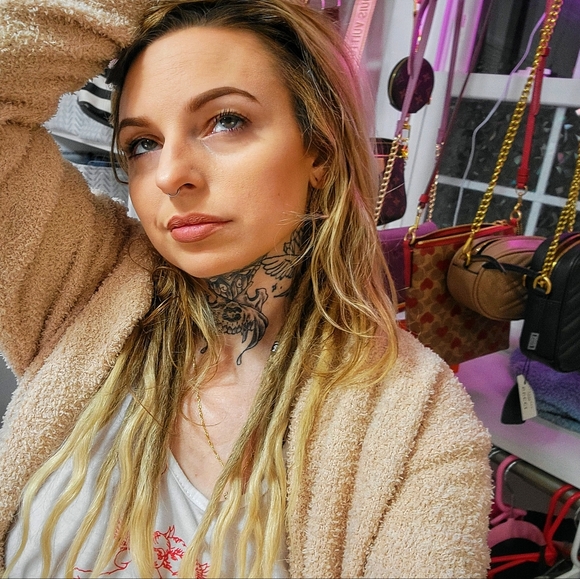 Meet me, Jenna Irene - Picture 3 of 3